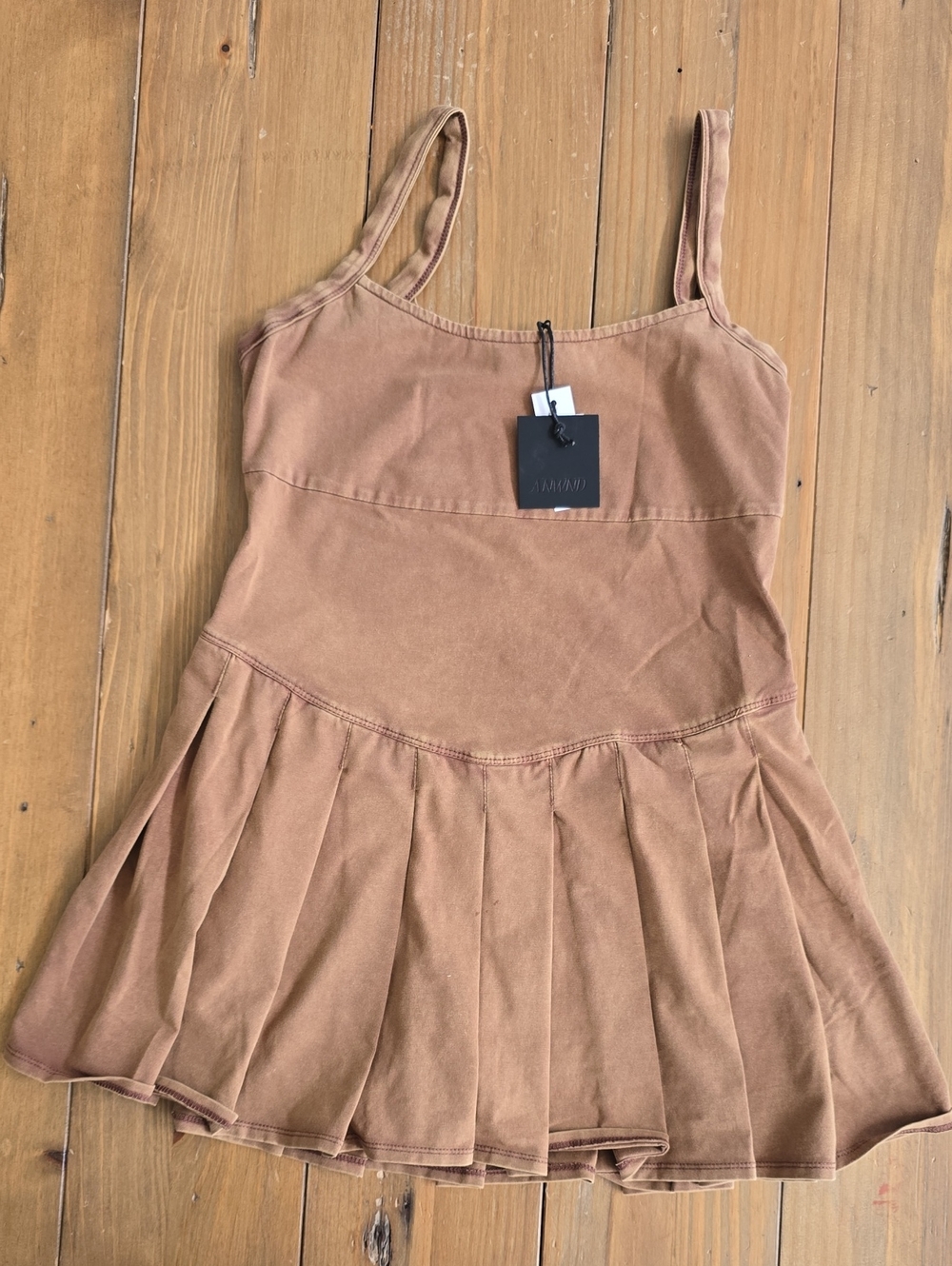 Anwnd - Small -Pleated Dress in Warm Brown